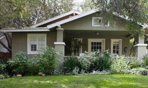 Stucco Craftsman, Bungalow Pictures, Green House Color, Green Exterior House Colors, White Exterior Paint, Bungalow Style House, Exterior House Colors Combinations, House Paint Color Combination, California Bungalow