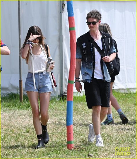 Daisy Edgar-Jones Makes Rare Appearance with Boyfriend Ben Seed at Glastonbury Festival 2024 Daisy Edgar Jones Glastonbury, Gilmore Girls Reunion, John Owen Lowe, Glastonbury Music Festival, Daisy Edgar Jones, Lauren Graham, Uk Music, Glastonbury Festival, With Boyfriend