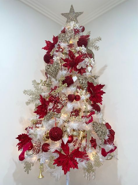 White Christmas tree with Red and Gold ornaments ! White Red And Pink Christmas Tree, White Christmas Tree Decorations, Red And Gold Christmas Tree, Christmas Tree Decorating Themes, Christmas Tree Inspiration, Cool Christmas Trees, White Christmas Tree, Gold Christmas Tree, White Tree