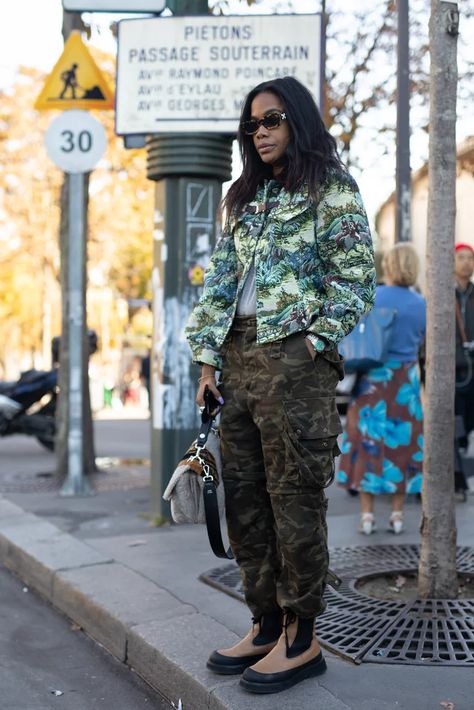 This take-your-cargo-pants-to-work look relies on understated | How to Wear Cargo Pants | POPSUGAR Fashion Photo 19 Winter Street Style 2020, Cargo Pants Outfit Winter, Camo Jacket Outfit, Pants Outfit Winter, Winter Pants Outfit, Outerwear Trends, Camo Outfits, Cargo Pants Outfit, Street Style Edgy