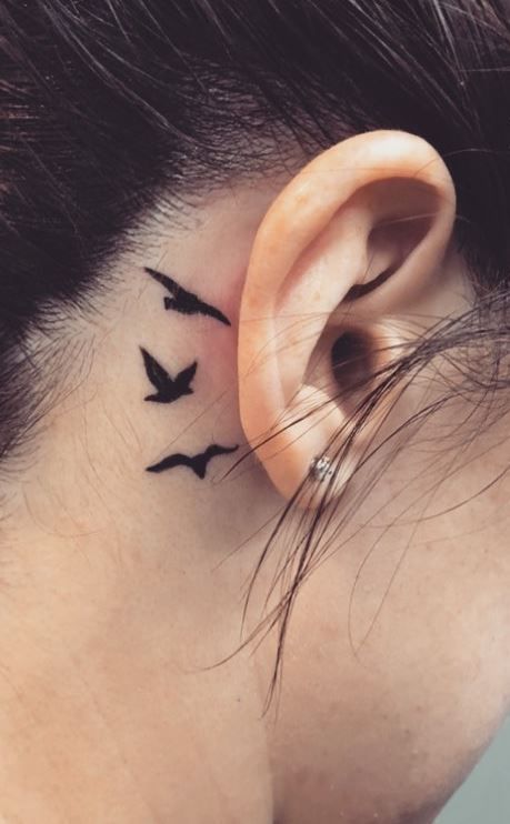 Cute Ear Tattoos, Small Ear Tattoos, Love Story Aesthetic, Tattoo Designs Cute, 500 Tattoo, Tattoos Trendy, Back Ear Tattoo, Ashley Poston, Tattoos Feminine