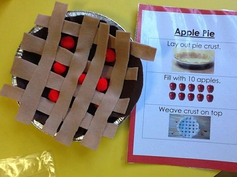 Apple pie pretend play activity ~ I see an opportunity for weaving here. Preschool Apples, Spanish For Beginners, Preschool Apple Theme, Apple Preschool, Prop Box, Apple Unit, Learn Spanish Online, Dramatic Play Preschool, Dramatic Play Area