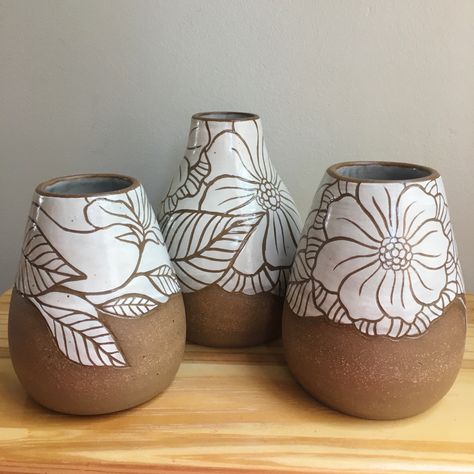 Ceramic Pottery Vases, Graffito Ceramic, Sgrafito Ceramics, Ceramic Carving Designs, Ceramic Vase Painting Ideas, Sgrafitto Ceramics, Mishima Ceramics, Carved Ceramics, Ceramic Vases Handmade