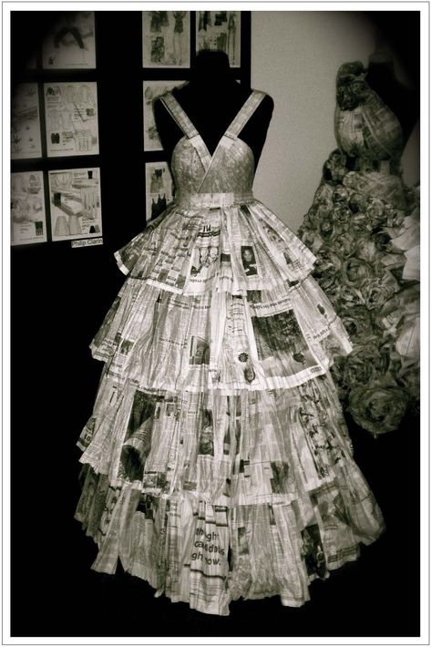 Trashion Show Recycled Fashion, Recycled Dresses, Recycled Costumes, Refashion Dress, Newspaper Fashion, Newspaper Dress, Recycled Dress, Dress Card, Thrift Store Refashion