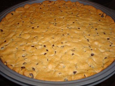 cookie cake Cookie Cake Premade Dough, Diy Cookie Cake With Premade Dough, Cookie Cake With Premade Dough, Cookie Cake Using Store Bought Dough, Cookie Cake From Store Bought Dough, 12 Inch Cookie Cake Recipe, Store Bought Cookie Dough Ideas, Cookie Cake With Store Bought Dough, Make A Cookie Cake