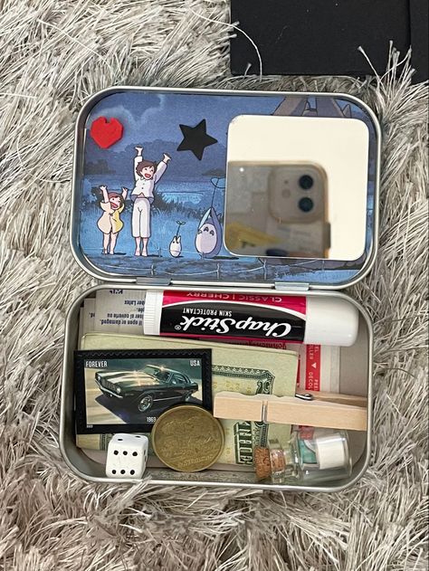 Altoids Wallet Couple, Cute Altoid Tin Ideas, Custom Altoid Tin, Alto Is Tin Ideas, Things To Make Out Of Altoids Tins, Mint Box Aesthetic, Altoid Can Ideas, Altoid Tin Gift Ideas, Altoids Wallet Background