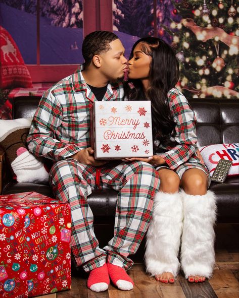 Christmas Pictures Couples Outfits Black, Couple Christmas Pajamas Black People, Christmas Pajama Pictures, Christmas Fashion Photography, Christmas Photos Outfits, Cute Christmas Pajamas, Christmas Couple Photos, Christmas Couple Pictures, Christmas Pictures Outfits