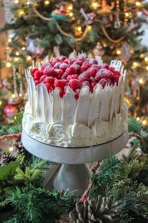 Raspberry Lemon Cream Cake, Lemon Christmas Cake, Cake Designs Raspberry, Raspberry Lemon Cake Decoration, Cake Decorating With Raspberries, Raspberry Christmas Cake, Rolled Cake Design, Christmas Decor Ideas For Bakery, Holiday Cake Decorating Ideas