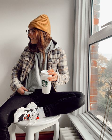 Casual Outfits With Beanies, Fall Fits Tomboy, Cute Casual Outfits Hoodie, Fall Outfits Tomboy Casual, Tomboy Winter Outfits Casual, Cute Outfits With A Beanie, Hoodie Beanie Outfit, Cute Beanie Outfits Winter Casual, Lesbian Autumn Fashion