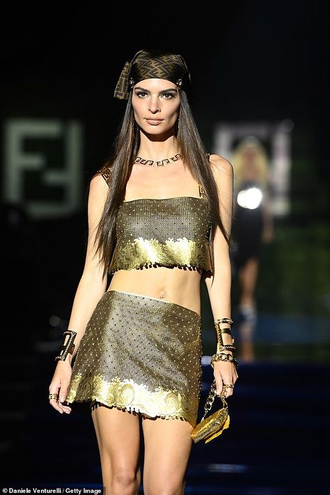 Versace X Fendi, Fendi Runway, Fendi Versace, Western Outfits Men, Donatella Versace, Milan Fashion Weeks, Emily Ratajkowski, Gold Top, Dark Wear