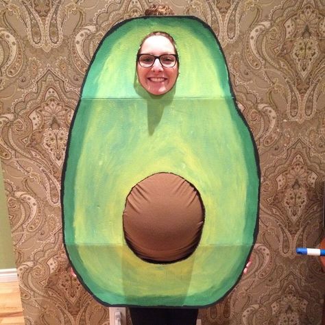 Halloween Costumes Pregnant Women, Avocado Costume, Pregnancy Costumes, Pregnant Halloween Costumes, Diy Couples Costumes, Baby Kostüm, Pregnant Halloween, Last Minute Halloween Costumes, Fantasias Halloween