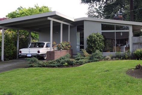 Mid Century Carport, Mid Century House Exterior, Mid Century Modern Exterior, Mid Century Exterior, Landscape Gardening, Mid Century Architecture, House Exterior Design, Casa Exterior, Mid Century Modern House