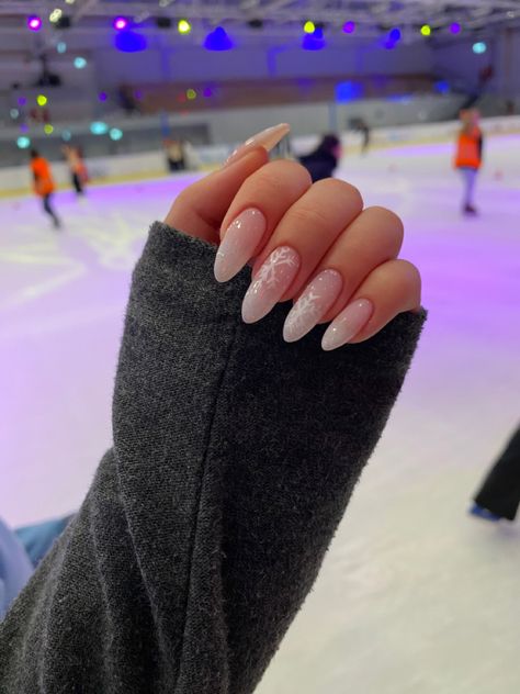 Nails winter Christmas ombré cute nails Sparkle Ombré Nails, Christmas Ombre Nails, Ombre Christmas Nails, Snowflakes Nails, Christmas Sparkle, Ombre Nails Glitter, White Ombre, Snowflake Nails, Almond Acrylic Nails