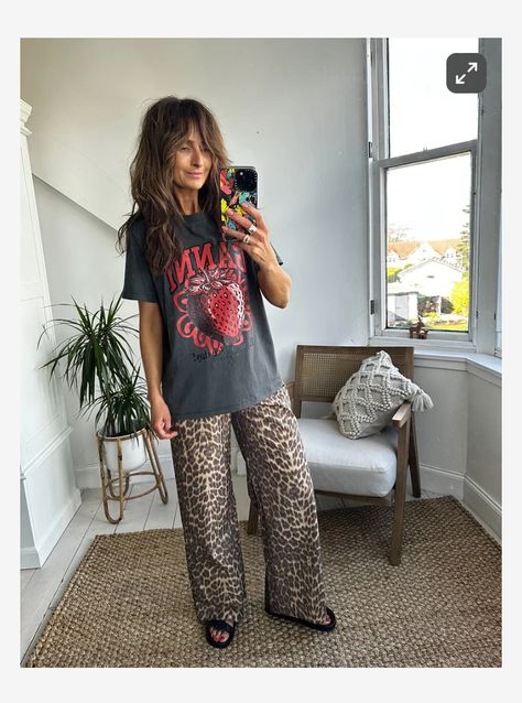 Casual Boho Mom Outfits, Leopard Leggings Outfit Casual, Baggy Leopard Pants Outfit, Leopard Wide Leg Pants Outfit, Leopard Pants Outfit 2024, Leopard Print Trousers Outfit, Leopard Print Jeans Outfit, Animal Print Pants Outfit, Print Jeans Outfit