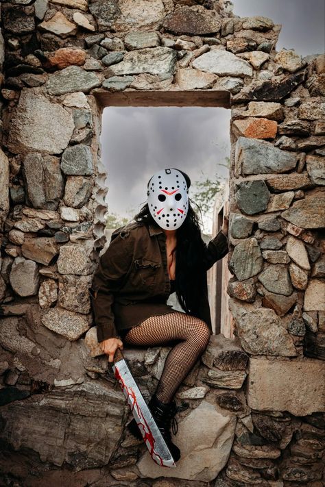 Scary Halloween Pictures Photography, Jason Halloween Photoshoot, Jason Woman Costume, Woman Scary Halloween Costumes, Women Halloween Costume Ideas Scary, Freddy Kruger Photoshoot, Friday The 13th Photoshoot Ideas, Friday The 13 Photoshoot, Jason Voorhees Womens Costume