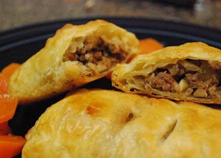 Caitlin's Cooking and More: Beef Wellington Hand Pies Beef Wellington Turnovers, Pie Restaurant, Baked Meat, Pasties Recipes, Hand Pie Recipes, Hand Pie, Meat Pies, Steak And Mushrooms, Ground Beef Dishes