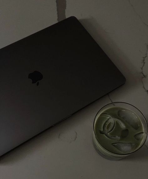 Black Macbook Aesthetic, Black Macbook, Aesthetic Reel, Dark Feeds, Coffee Images, Aesthetic Coffee, Style Aesthetic, Apple Mac, Black Aesthetic