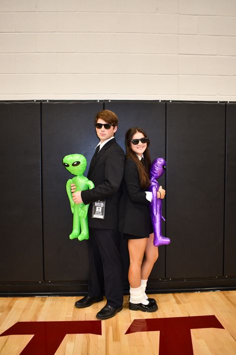 Lowkey Couples Costumes, Men In Black Spirit Day, Men In Black Costume Couple, Guy And Girl Halloween Costumes, Black Guy Halloween Costumes, Men In Black Couples Costume, Man In Black Costume, Men In Black Halloween Costume, Costume Ideas For Men