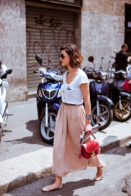 tucked t-shirt with belt and ballet flats. Really pretty with this skirt Street Style Stockholm, T Shirt Branca, Skirt Diy, Paris Mode, Mode Casual, Outfit Trends, Street Style Summer, Victoria Secrets, Parisian Chic