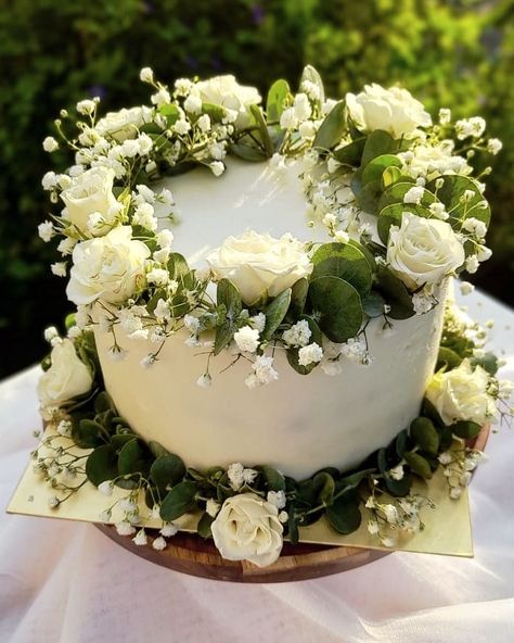 Cake Decorated With Real Flowers, Rose Decorated Cake, Birthday Cake With Real Flowers, Cake With Real Roses, Baby Breath Flower, Choco Cake, Birthday Cake Roses, Fruit Wedding Cake, Dessert Display Wedding