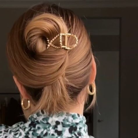 Nichole Ciotti on Instagram: "Easy claw clip bun! ✨ This is the new way I’ve been styling my claw clips and I love it! Gather hair into a ponytail and hold it in your non-dominant hand. Using your dominant hand, open the claw clip as wide as possible and place it next to the ponytail where your non-dominant hand rests. Pull the hair up and into the mouth of the clip. Wrap the ponytail around the bottom teeth of the clip one time and close it. 💁‍♀️ #hair #hairtutorial #updo #hairstyles" Claw Clip Bun, Clip Bun, Bottom Teeth, A Ponytail, Updo Hairstyles, The Claw, Claw Clips, Claw Clip, Hair Updos