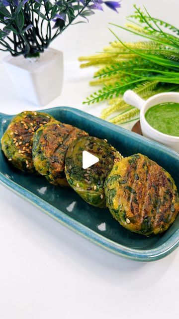 Mix & Taste on Instagram: "Vasant Panchami special recipe, Crispy Palak Tilki 😋
Try this healthy and tasty snack and don’t forget to Like, Share & Follow 🫶🏻

Ingredients:

* Soaked poha - 1/2 bowl
* Diced onion - 2 medium size
* Crushed Garlic and green chilli paste - 2 tsp
* Gram flour (Besan) - 1/2 bowl
* Coriander powder - 1 tsp
* Salt to taste
* Red chilli powder - 3/4th tsp
* Black pepper powder - 1/4th tsp
* Sesame seeds (Black+White) - 2 tbsp
* Turmeric powder - 1/2 tsp
* Chopped palak - 1 bunch
* Water as required 
* Oil for shallow fry

#spinach #palak #tikki #cutlet #recipe #snack #tasty #yummy #unique #quickrecipes #easyrecipes #homecooking #homecooked #homemadefood #foodporn #foodie #food #foodstagram #foodgasm #foodlover #instafood #instagood #reelitfeelit #trending #trendi 2min Snacks, Vasant Panchami, Cutlets Recipes, Red Chilli Powder, Chilli Paste, Gram Flour, Pepper Powder, Turmeric Powder, Coriander Powder