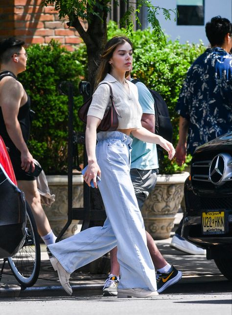 hailee steinfeld in new york Hailee Steinfeld Outfits, Hailee Steinfeld Style, Gf Material, Celebrity Closet, Paparazzi Photos, Kate Bishop, Celebrity Wallpapers, Marvel Women, Hailee Steinfeld