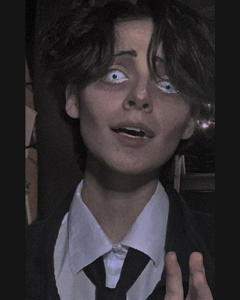 Tim Burton Outfit Ideas Men, Victor Makeup Corpse Bride, Victor Corpse Bride Cosplay, Tim Burton Makeup Men, Victor Van Dort Cosplay, Victor Corpse Bride Makeup, Tim Burton Hairstyles, Crowley Cosplay, Tim Burton Makeup