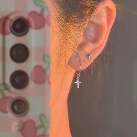 Simple Ear Piercings Aesthetic, Dainty Ear Piercings Silver, Simple Dangly Silver Earrings, Double Piercing Earrings Ideas Silver, Dainty Silver Earrings Aesthetic, Minimalist Ear Piercings Silver, Silver Earing Aesthetic, Earring Silver Aesthetic, Minimalist Ear Piercings Ideas Silver