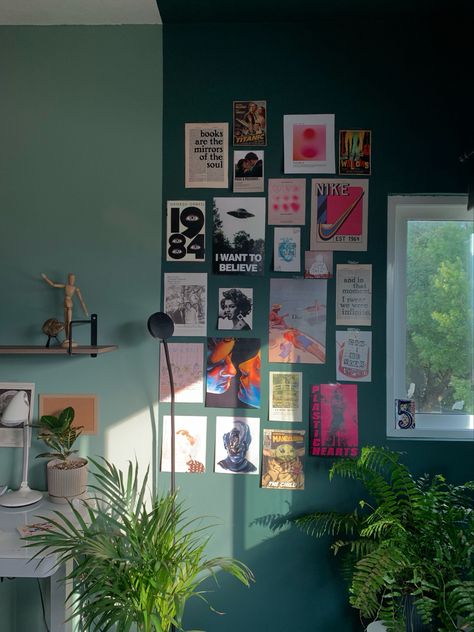 Bedroom green wall with different posters, some indoor plants Wall Decor For Green Walls, Galary Wall Decor Bedroom, Green Room Wall Decor, Green Wall Room Ideas Bedroom, Room Ideas Green Walls, Green Picture Wall, Green Wall Bedroom Aesthetic, Green Wall Room, Green Photo Wall