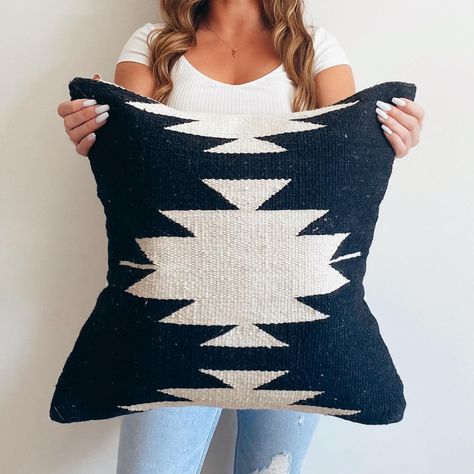 Busa Designs on Instagram: “JUST IN TIME FOR SPRING 🌿 Our ‘Pasadena’ pillow is the perfect accent to any indoor/outdoor sitting area! Order now and you will be…” Couch Black, Boho Style Pillows, Beige Color Scheme, Outdoor Sitting, Southwestern Pillow, Kilim Beige, Neutral Pillows, Fringe Pillows, Beige Boho