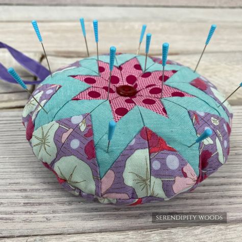 Tutorials – The Blog in Serendipity Woods Diy Fabric Christmas Gifts, Pin Cushions To Make, Diy Pin Cushion Tutorial, Pincushion Patterns, Epp Quilt, Diy Pincushion, Cushion Diy, Diy Pin Cushion, Pincushion Tutorial