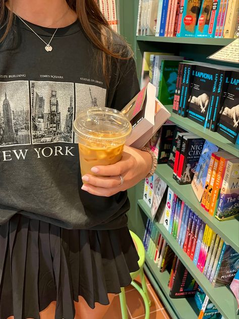 Cute Bookish Outfits, Book Girly Outfits, Bookstore Instagram Photos, Bookstore Outfit Summer, Bookstore Outfit Aesthetic, Book Girl Outfits, Libros Aesthetic, Aesthetic Bookshelves, Bookish Style