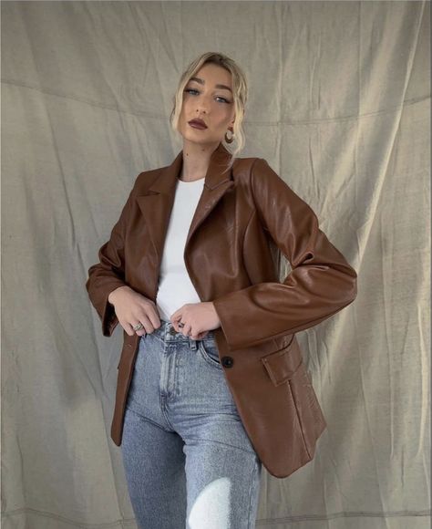 Tan Leather Blazer Outfit Women, Leather Brown Blazer Outfit, Camel Leather Blazer Outfit, Brown Leather Jacket Outfit Fall, Maong Jacket Outfit, Camel Leather Jacket Outfit, Brown Leather Jacket Womens Outfit, Brown Leather Jacket Outfits Women, Brown Blazer Outfits For Women