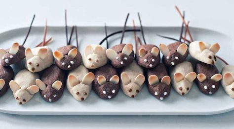 8 Easy Halloween Treats for KIDS | http://fancylittlethings.com/2013/10/8-halloween-treats-kids/ Mice Cookies, Cookie Swap Recipes, Halloween Treats For Kids, Halloween Treats Easy, Cookie Swap, Mini Mouse, Halloween Recipes, Favorite Cookies, Cookie Monster