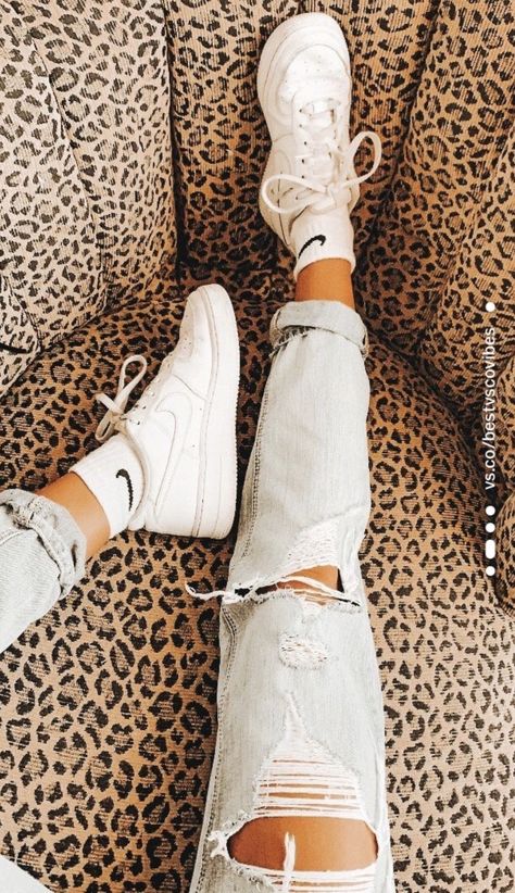 nike socks air force 1’s ripped jeans spring outfit information vsco 2020 trends vintage First Date Outfits, Sneaker Outfits, Dark Dress, Nike Socks, Presets Lightroom, Date Outfits, Mode Vintage, Looks Vintage, School Outfits