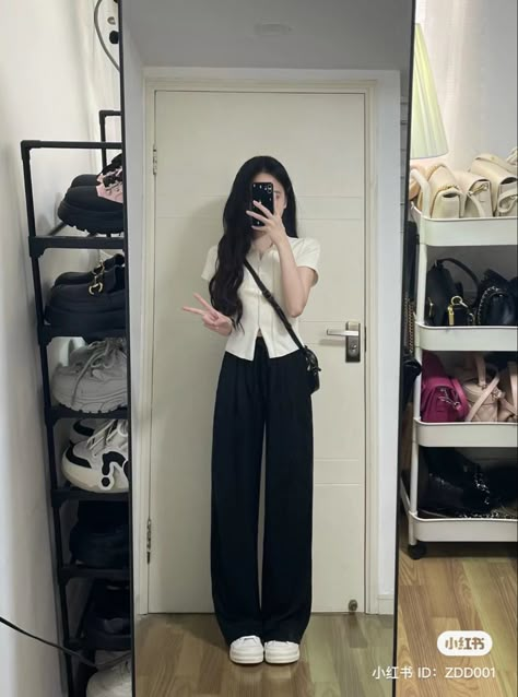 Over Size Pants Outfit, Outfit Sepatu Boots, Outfit Wisuda Pacar, Ulzzang Fashion Casual, Outfit At Home, Black Top Outfit, Selfie Hijab, Clean Outfit, Oppa Gangnam Style