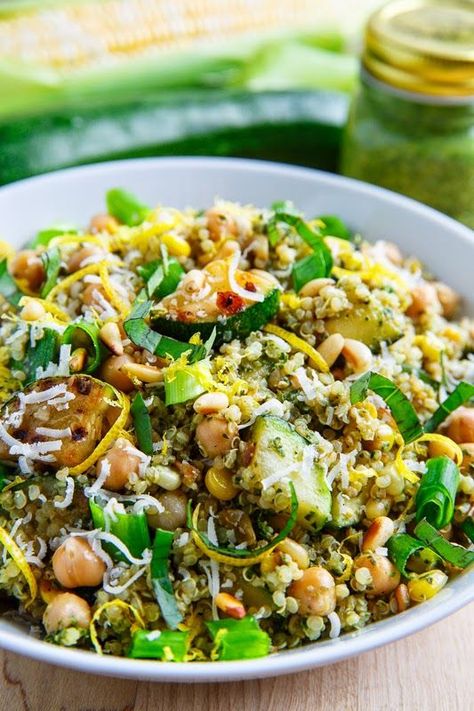 Pesto Zucchini and Corn Quinoa Salad Corn Quinoa Salad, Corn Quinoa, Pesto Zucchini, Resep Salad, Salad Pasta, Quinoa Salad Recipes, Quinoa Recipes, Quinoa Salad, Healthy Salads