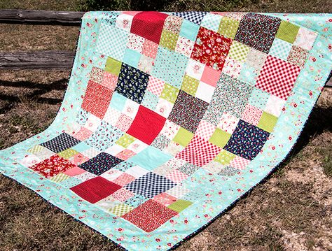 Learn how to make this sweet Layer Cake Checkmate quilt with our video tutorial! Quilting Patterns Free, Layer Cake Patterns, Layer Cake Quilt Patterns, Quilt Layers, Cake Quilt, Layer Cake Quilts, Sew Simple, Fat Quarter Quilt, Straight Line Quilting