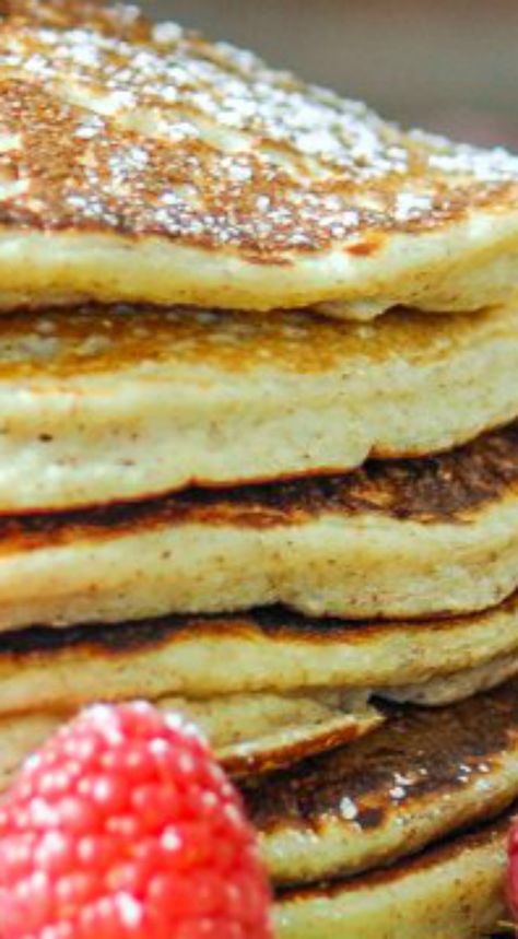 Biggest Loser Pancakes ~ You won't believe the ingredients and you won't believe how good they are at only 220 calories for 3 pancakes. Biggest Loser Pancakes, Biggest Loser Diet, Clean Eating Pancakes, Biggest Loser Recipes, Oatmeal And Eggs, Oatmeal Pancakes Recipe, Breakfast Meals, Cooking Healthy, Oat Pancakes