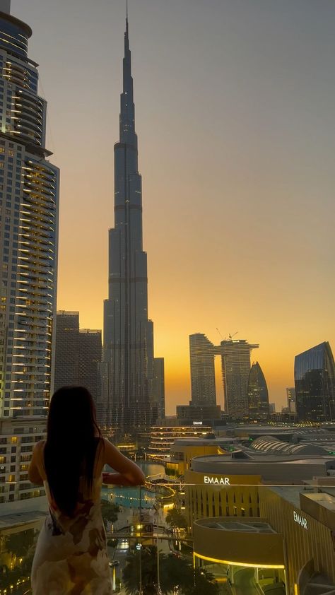 things to do in dubai | dubai travel | dubai vacation | dubai itinerary | luxury travel | outfits | outfit inspo | #dubai #outfitinspo #sunset (SEE LINKED VIDEO FOR THINGS TO DO IN DUBAI) Happy Traveling :) We are here to help you visit our website and contact us:https://homes4life.ae Luxury Places To Travel, Dubai Best Places, Outfits For Dubai Vacation, Travel Videos Aesthetic, Travel Aesthetic Videos, Travelling Video, Traveling Videos, Dubai Honeymoon, Traveling Video