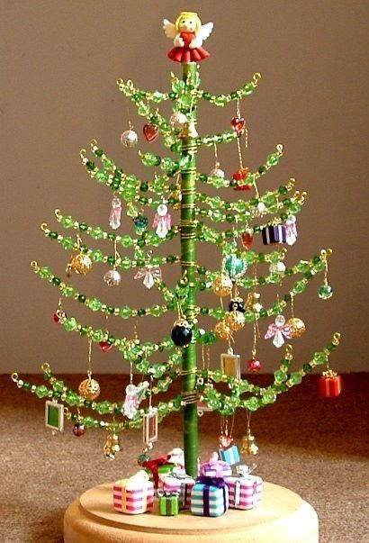 Tre Kunst, Best Diy Projects, Beaded Christmas Tree, Beaded Christmas Decorations, Creative Christmas Trees, Traditional Christmas Tree, Beaded Christmas Ornaments, Christmas Bead, Holiday Crafts Christmas