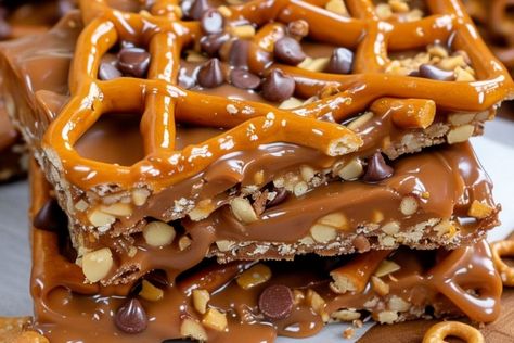 Caramel Pretzel Crack Bars Chocolate Pretzel Bars, Pretzel Desserts, Pretzel Bars, Chocolate Caramel Pretzels, Grandma's Recipes, Homemade Custard, Caramel Pretzels, Candy Recipes Homemade, Bark Recipe