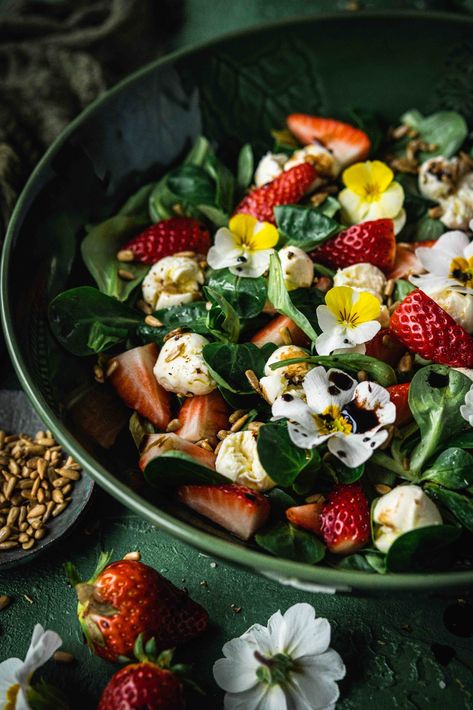 Spring salad with Strawberries and edible flowers - Story on a plate Edible Flowers Salad, Fruit Salad Spring, Salad With Flowers, Flowers Story, Salad Spring, Flower Salad, Salad With Strawberries, Light Side Dishes, Spring Salad Recipes