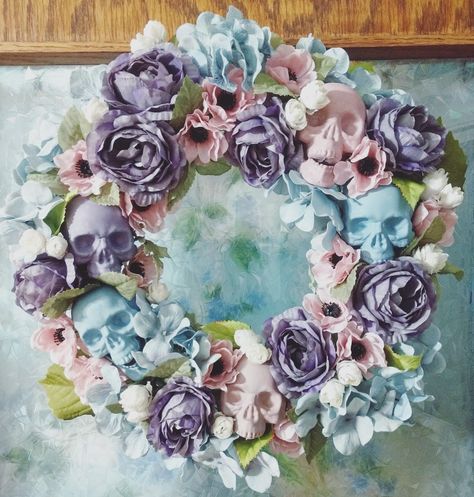 Pastel Witch Home Decor, Goth Wreath Ideas, Pastel Goth Wreath, Pastel Goth Office, Pastel Halloween Decorations Diy, Pastel Halloween Wreath, Pastel Halloween Aesthetic, Mommy Halloween, Pastel Goth Decor