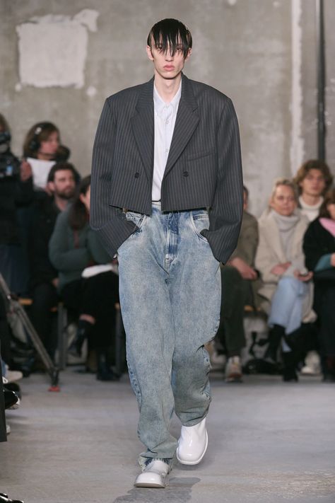 Hed Mayner Fall 2023 Menswear Fashion Show | Vogue Paris Street Style Men, Double Breasted Blazer Men, Cropped Blazer Outfit, Fall 2023 Menswear, Hed Mayner, 2023 Menswear Fashion Show, Paris Fashion Week Men, Mens Outfit Inspiration, Menswear Fashion Show