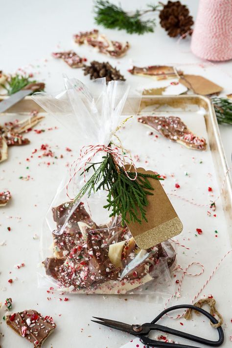 Candy Cane Chocolate Bark Christmas Edible Gift Ideas, Christmas Chocolate Bark Ideas, Christmas Edible Gifts, Christmas Chocolate Bark, Baking For Friends, Chocolate Bark Christmas, Christmas Bark Recipes, Treat Packaging, Christmas Bark