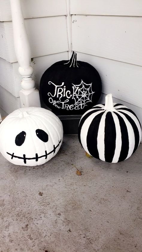 Cute Spooky Pumpkin Painting Ideas, Monster Pumpkin Painting, Easy Pumpkin Painting Ideas Simple, White Pumpkin Painting Ideas, Painting Ideas Home Decor, Painting Ideas Pumpkin, Halloween Kita, Creative Pumpkin Painting Ideas, Pumpkin Decor Ideas