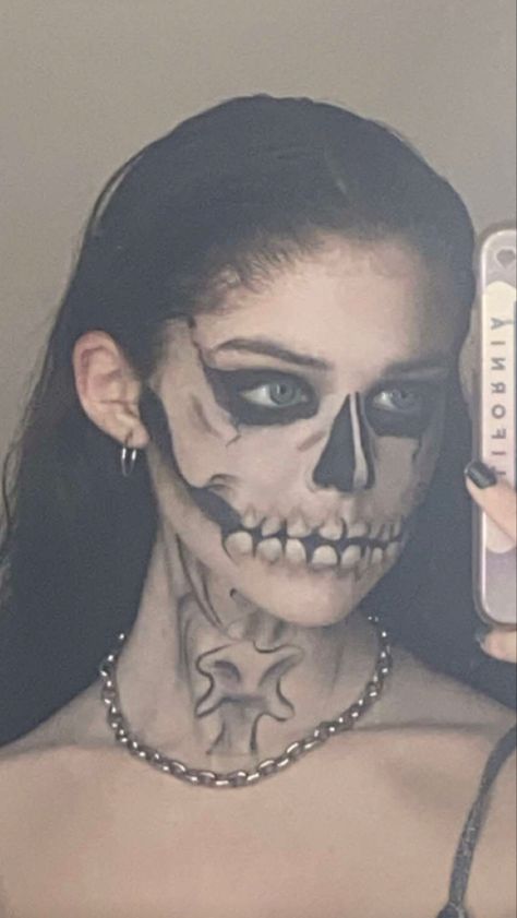 Skeleton Makeup Neck And Chest, Halloween Face Makeup Scull, Easy Halloween Makeup Skull, Mens Face Paint Halloween, Zombie Skeleton Makeup, Goth Skeleton Makeup, Baddie Skeleton Makeup, Skeleton Neck Makeup, Skelton Faces Makeup