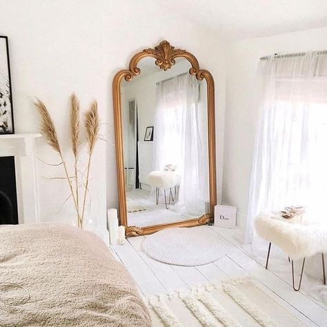 mirror in small bedroom Design Del Prodotto, Wood Mirrors, Large Mirror, Warm Home Decor, Style At Home, Glute Workout, Dekorasi Kamar Tidur, Mirror On The Wall, Bohemian Bedroom